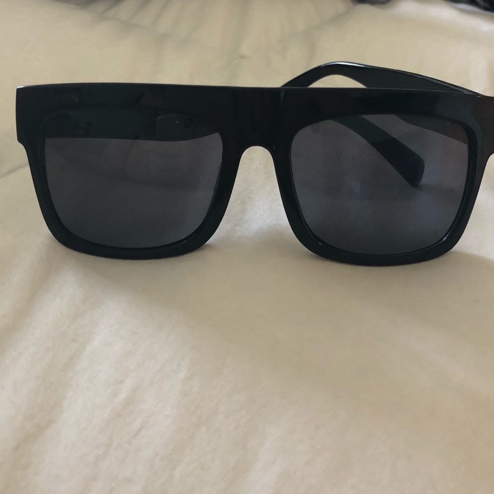 BIG BLACK SUNGLASSES